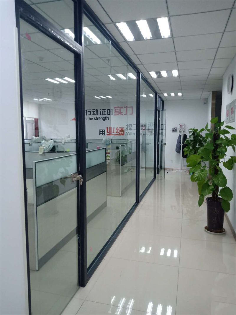辦公室玻璃隔斷使用壽命會受什么影響?